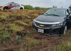 GUARDIA ESTATAL AUXILIA A MUJER TRAS DERRAPE DE AUTOMÓVIL